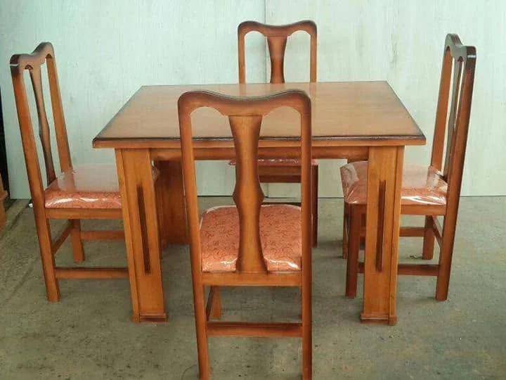 Juego de comedor de madera con cuatro sillas