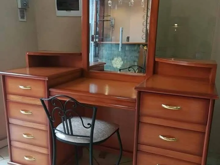 Tocador de madera con espejo y silla